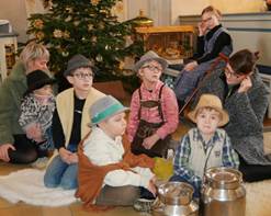 Ein Bild, das Kleidung, Im Haus, Person, Weihnachten enth�lt.

KI-generierte Inhalte k�nnen fehlerhaft sein.