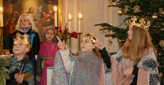 Ein Bild, das Kleidung, Person, Im Haus, Weihnachtsbaum enth�lt.

KI-generierte Inhalte k�nnen fehlerhaft sein.