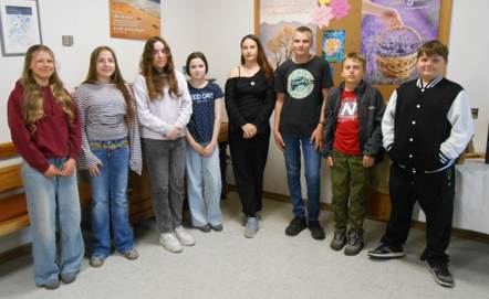 Ein Bild, das Kleidung, Person, Wand, Jeans enth�lt.

KI-generierte Inhalte k�nnen fehlerhaft sein.