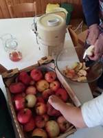 Ein Bild, das Person, Naturkost, Im Haus, Lokale Speisen enthlt.

KI-generierte Inhalte knnen fehlerhaft sein.