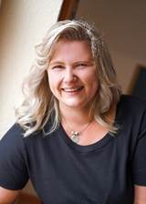 Ein Bild, das Menschliches Gesicht, Person, Lcheln, Kleidung enthlt.

KI-generierte Inhalte knnen fehlerhaft sein.