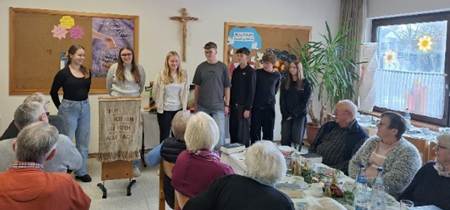 Ein Bild, das Kleidung, Mann, Im Haus, Wand enth�lt.

KI-generierte Inhalte k�nnen fehlerhaft sein.